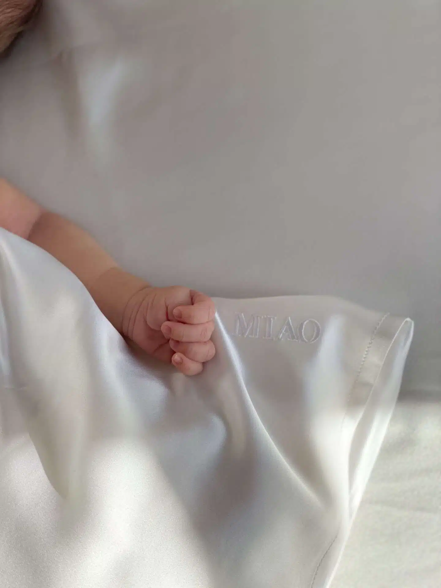MIAO baby- og barnesengetรธy i silke